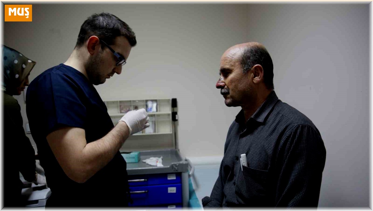 Muş'ta bir köpek saldırdığı adamın ağzını ısırdı