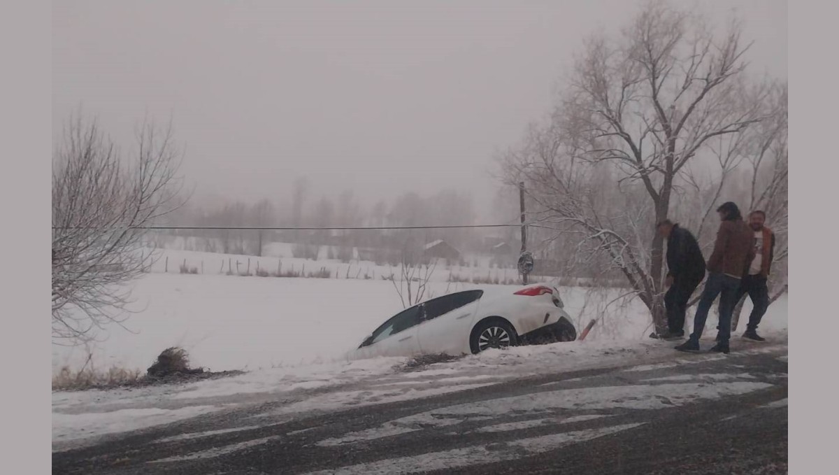 Muş'ta bir otomobil yağışın etkisi ile yoldan çıktı