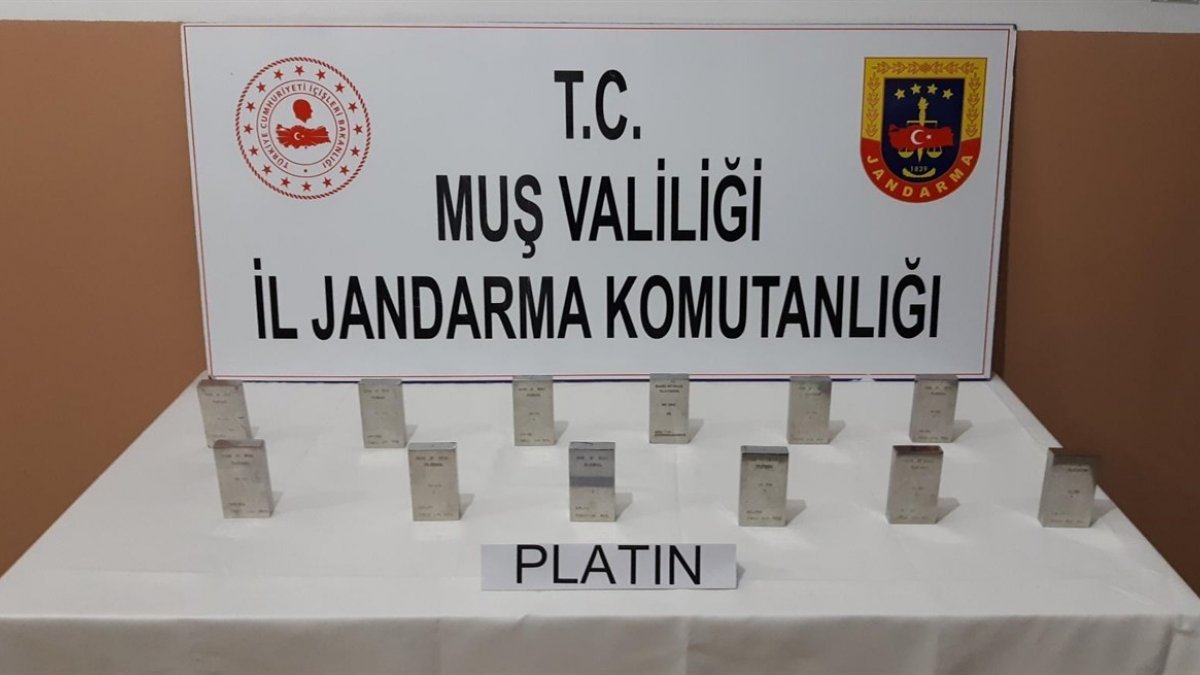 Muş'ta birer kilogramlık 12 külçe platin madeni ele geçirildi