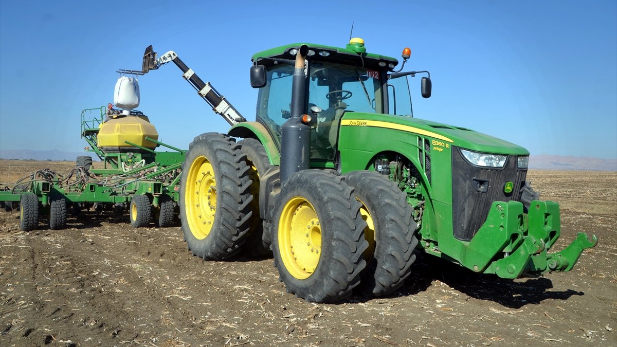 Muş'ta buğday tohumları toprakla buluşturuluyor