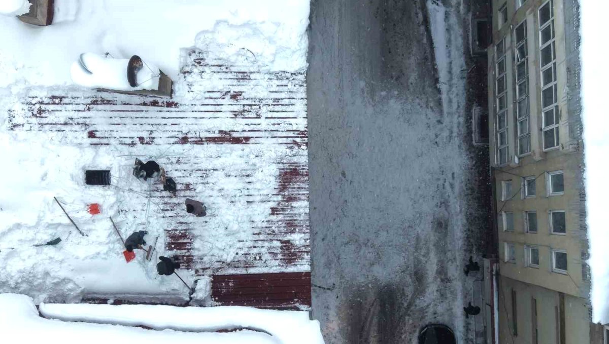 Muş'ta çatı temizleyen işçilerin zorlu mesaisi