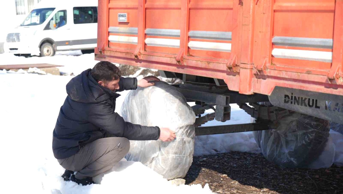 Muş'ta çiftçiler tarım araçlarını kış şartlarına karşı koruyor