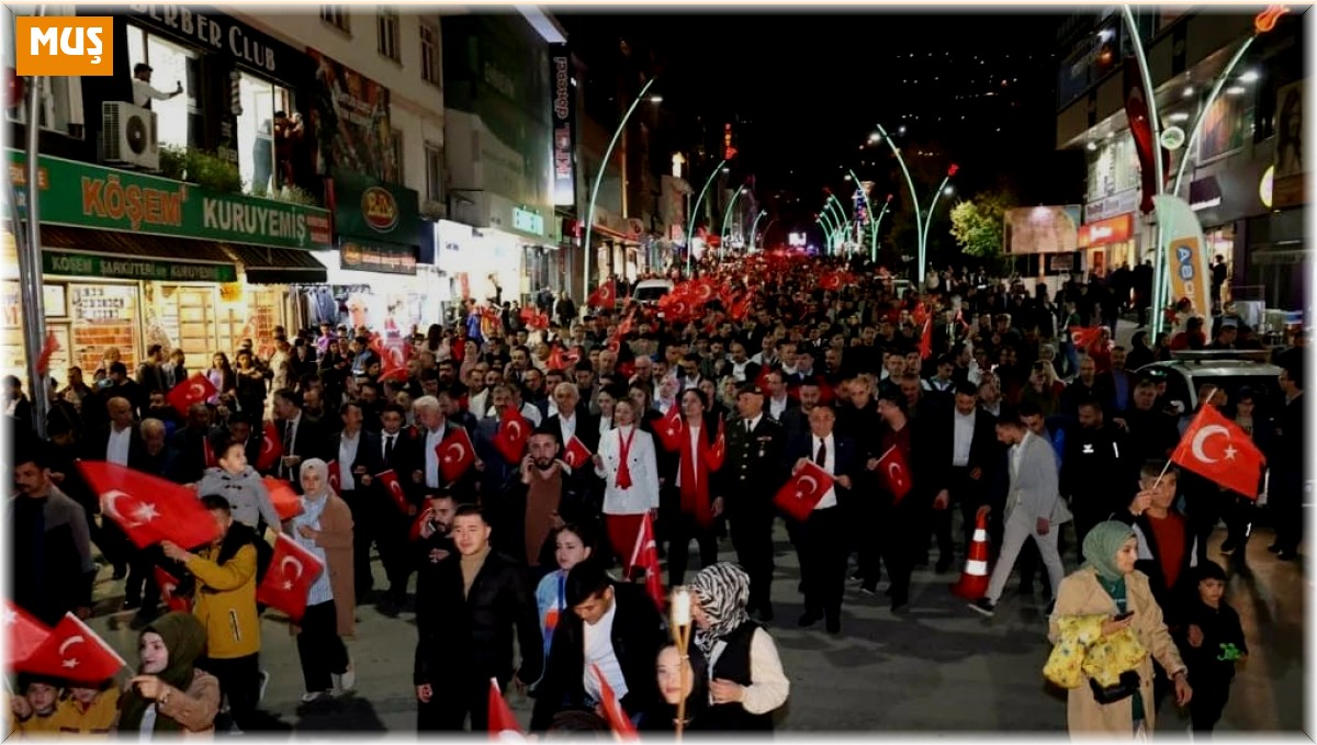 Muş'ta Cumhuriyet'in 100. yılı fener alayı ile kutlandı