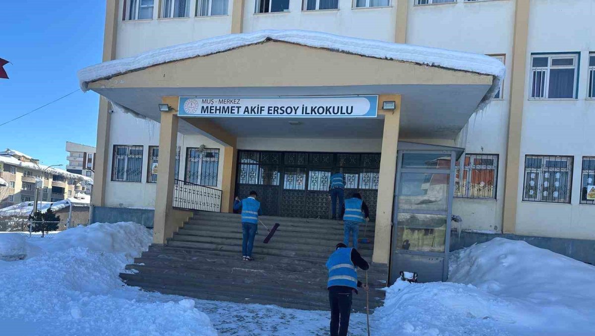 Muş'ta denetimli serbestlik yükümlülerinden okullara destek