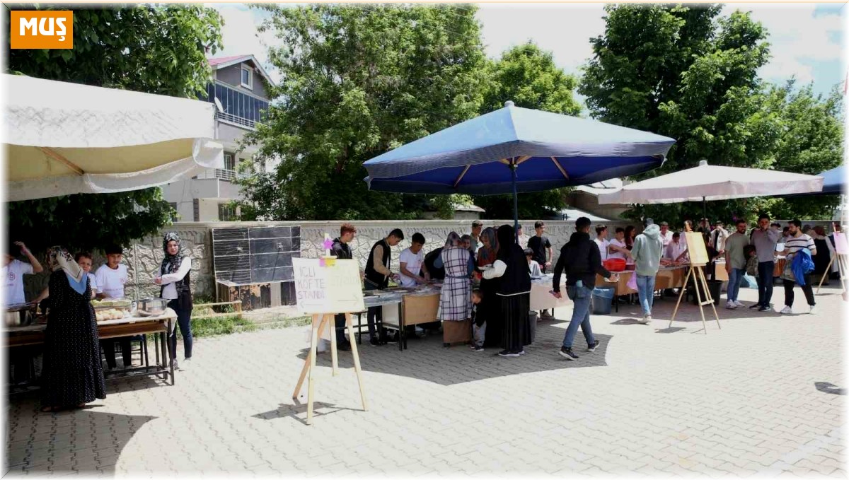 Muş'ta deprem bölgesindeki okul için etkinlik
