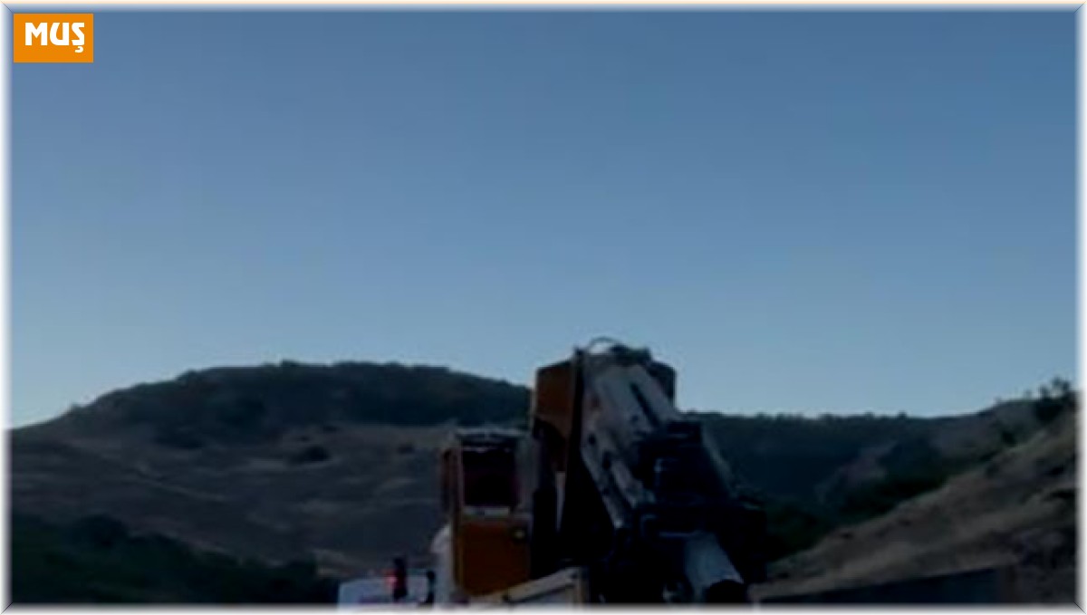 Muş'ta devrilen kepçede sıkışan operatörü AFAD ekipleri kurtardı