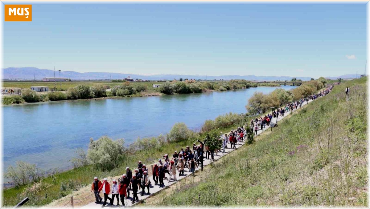 Muş'ta düzenlenen gençlik yürüyüşüne 1071 genç katıldı