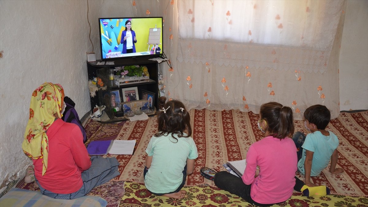 Muş'ta EBA TV'yi takip edemeyen 8 öğrenciye televizyon hediye edildi