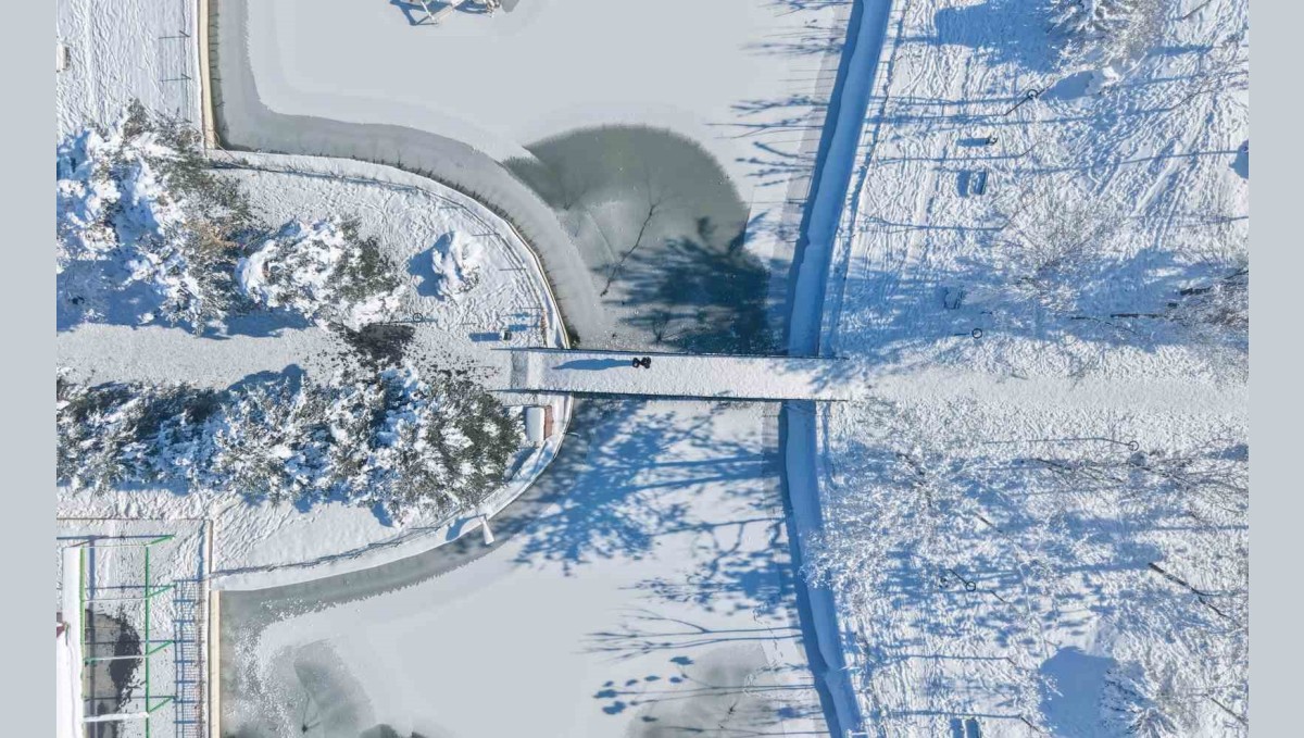 Muş'ta eksi 28 derece: Göletler dondu, çatılarda buz sarkıtları oluştu