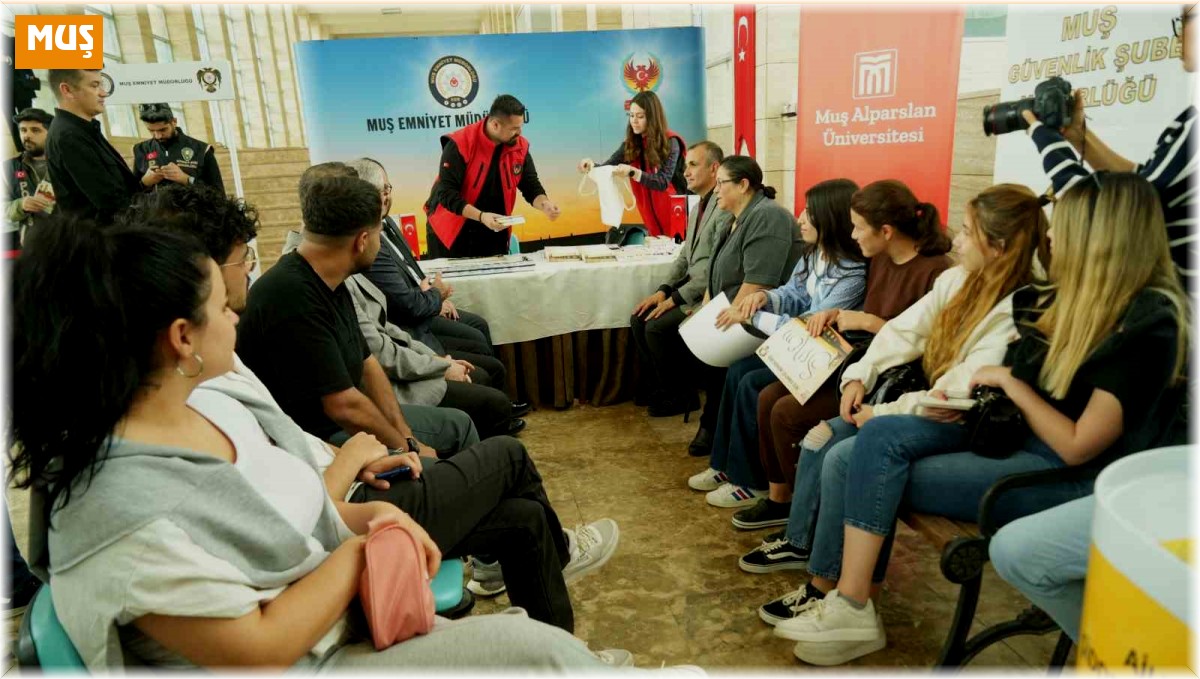 Muş'ta "El Ele Güvenli Geleceğe" projesi kapsamında bilgilendirme standı kuruldu
