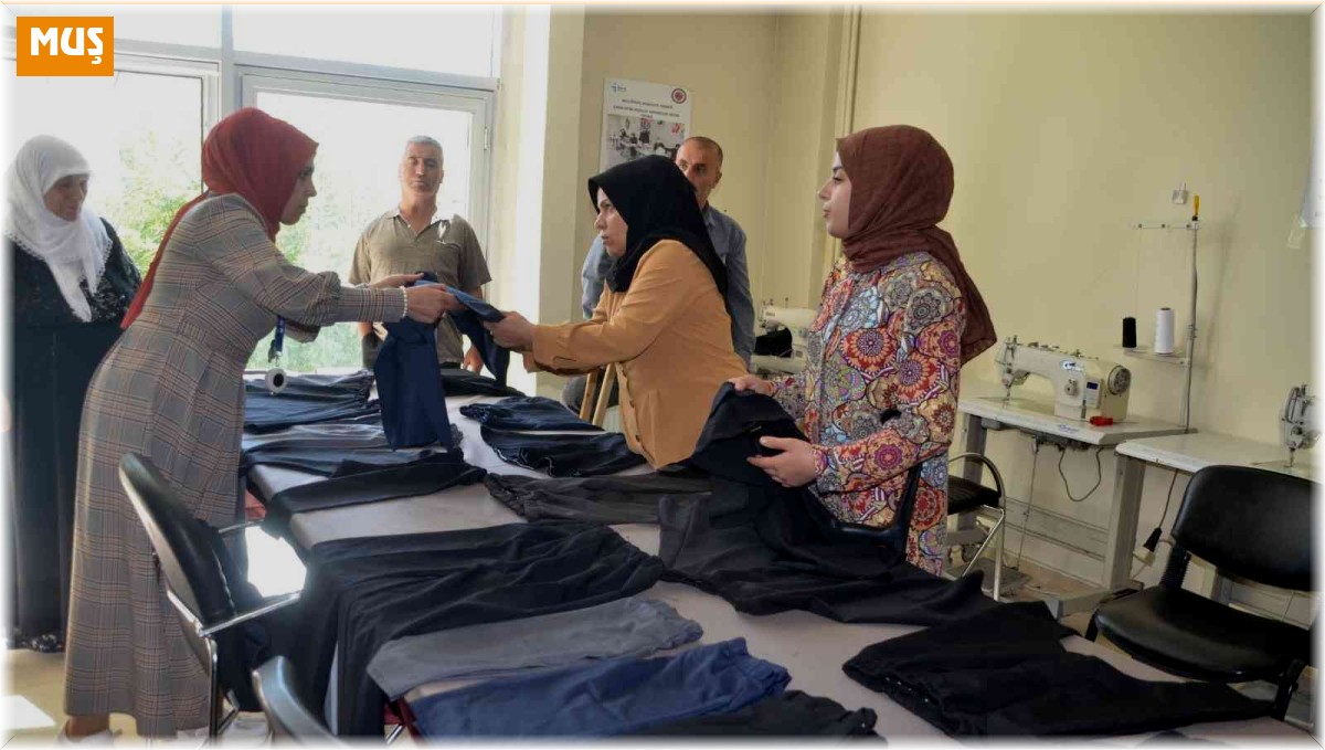 Muş'ta engelli bireyler atık kumaşları geri dönüşüme kazandırıyor