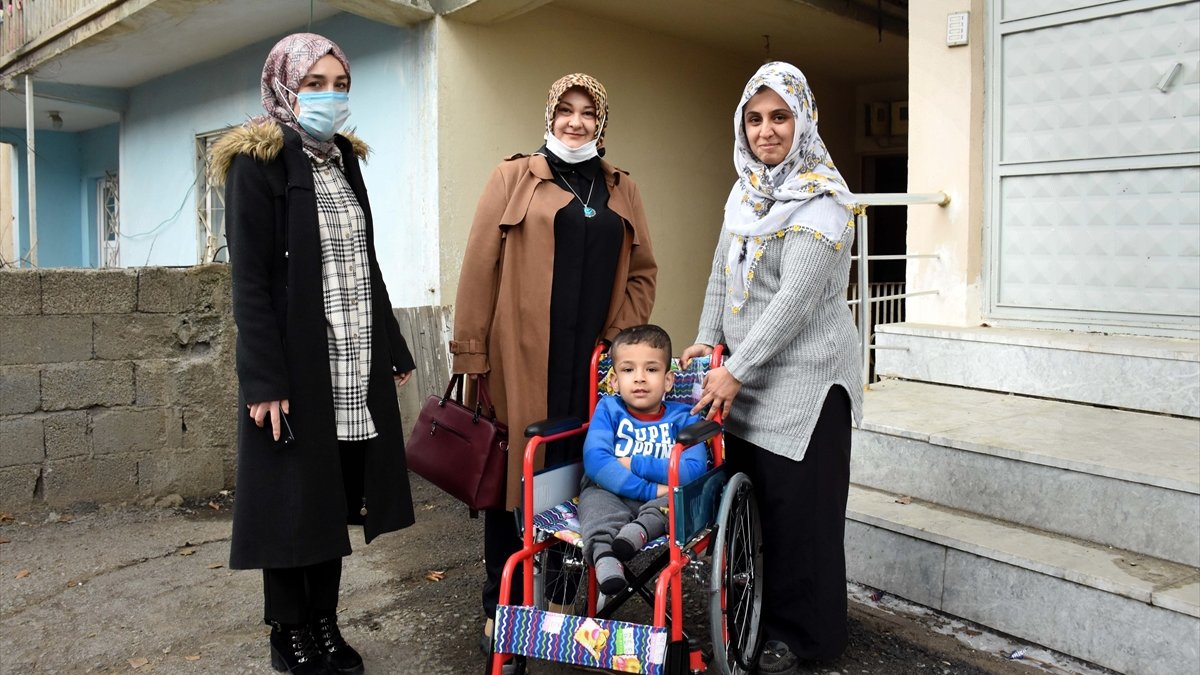 Muş'ta engelli bireyleri olan 2 aileye tekerlekli sandalye hediye edildi
