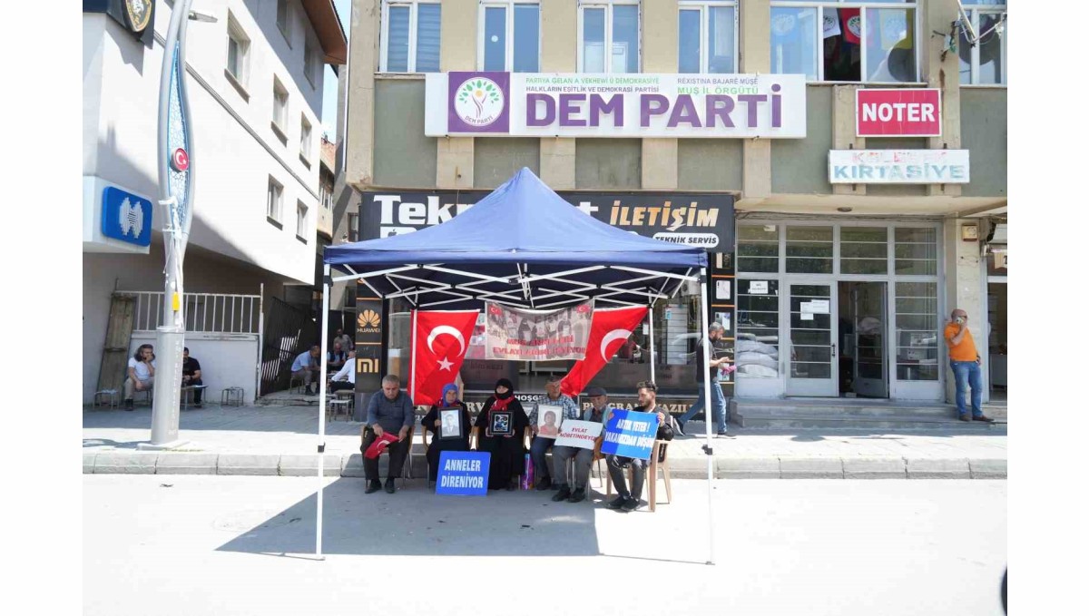 Muş'ta evlat nöbeti sürüyor: Aileler barış sürecinden umutlu