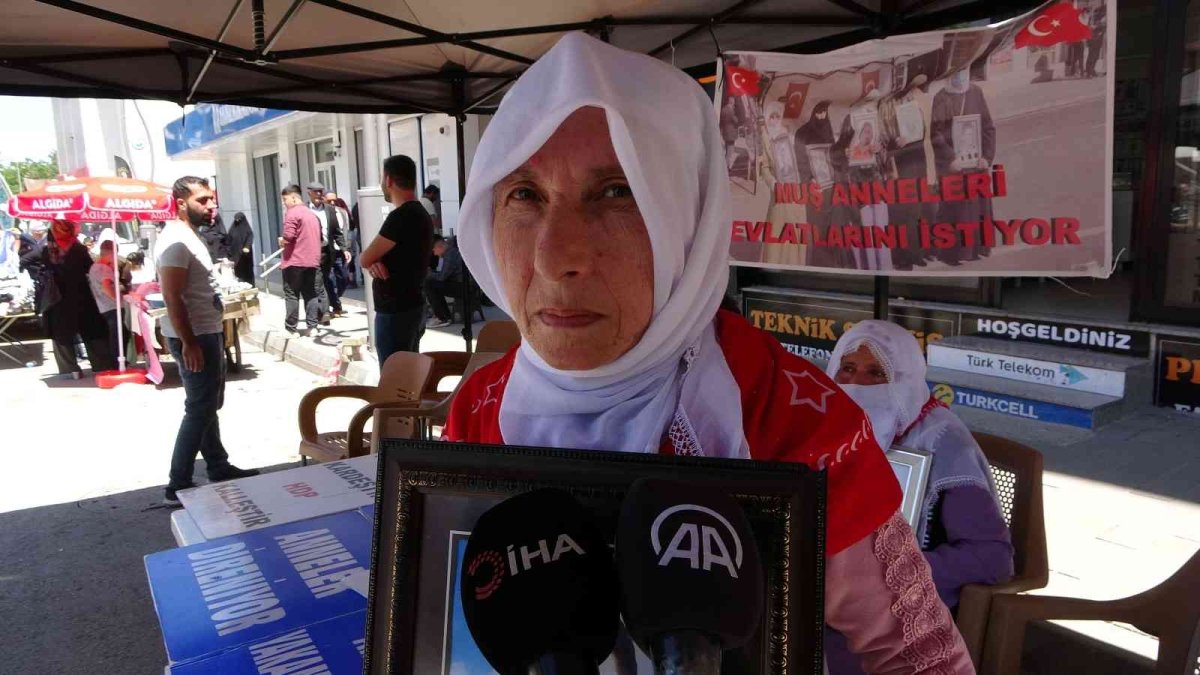 Muş'ta evlat nöbetindeki anneler bir bayrama daha gözü yaşlı giriyor