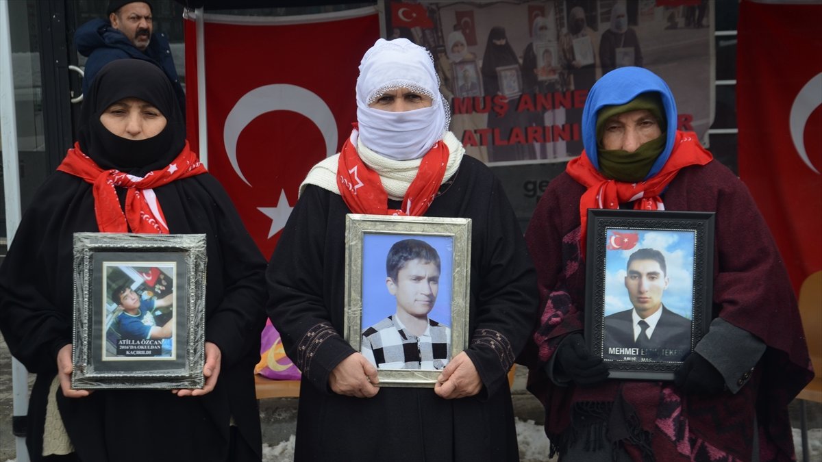 Muş'ta evlatlarına kavuşmak isteyen aileler, DEM Parti önündeki eylemlerini sürdürdü