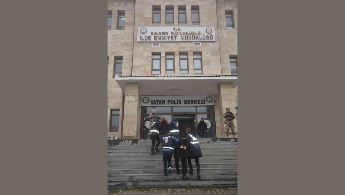 Muş'ta firari 2 şüpheli suç aleti silahla yakalanarak tutuklandı