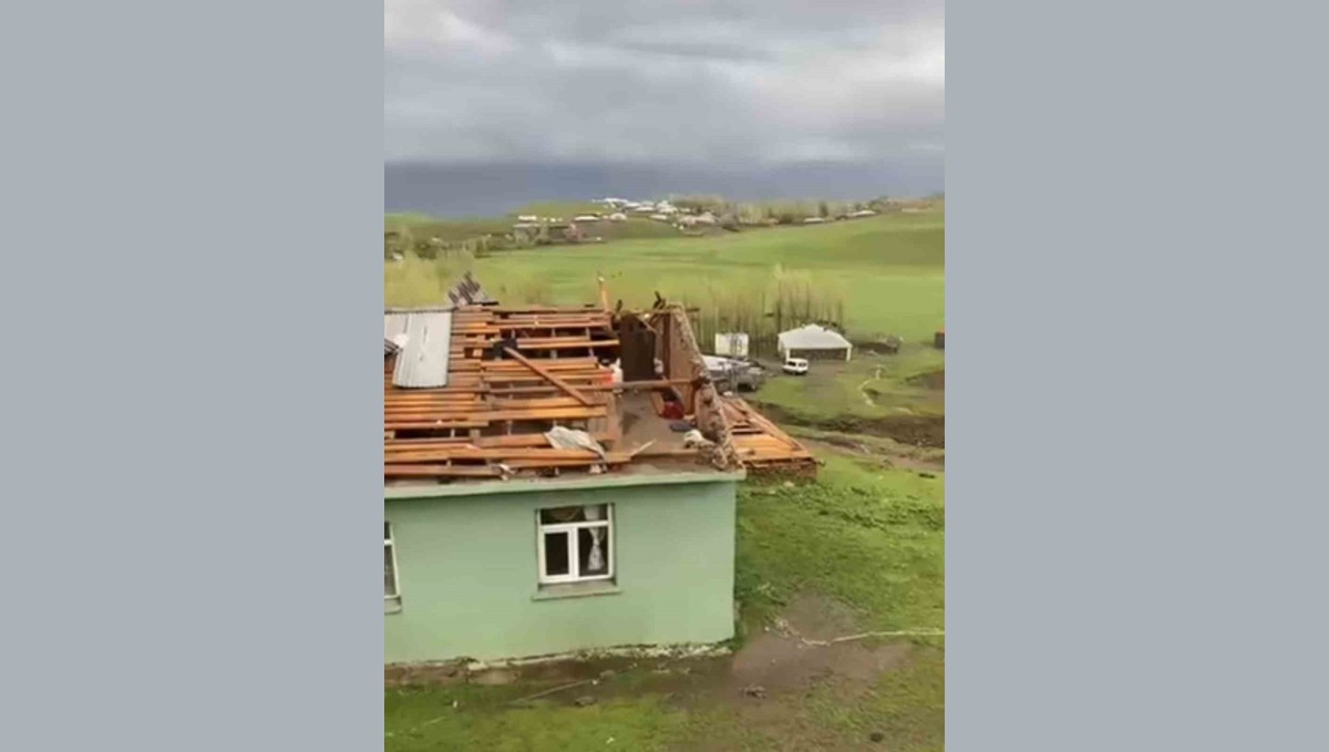 Muş'ta fırtına evlerin çatılarını uçurdu