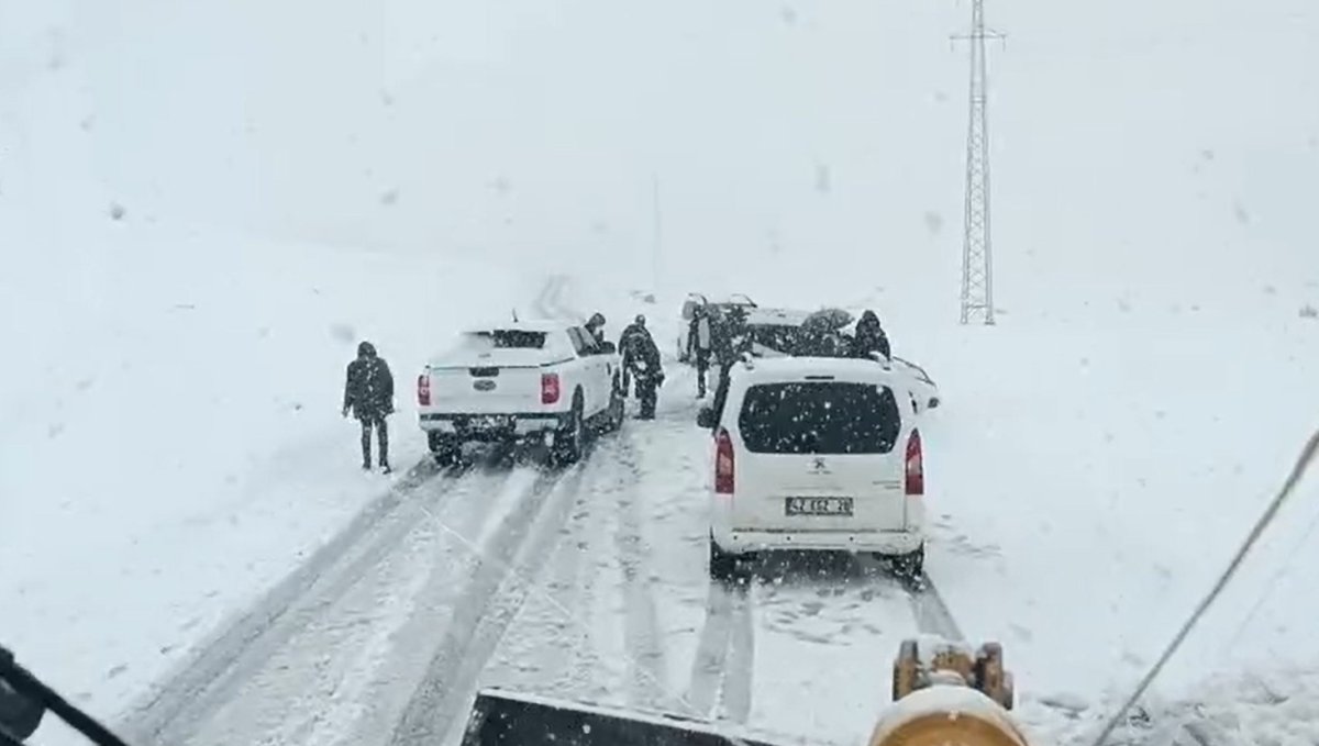Muş'ta fırtına nedeniyle mahsur kalan 3 araç kurtarıldı