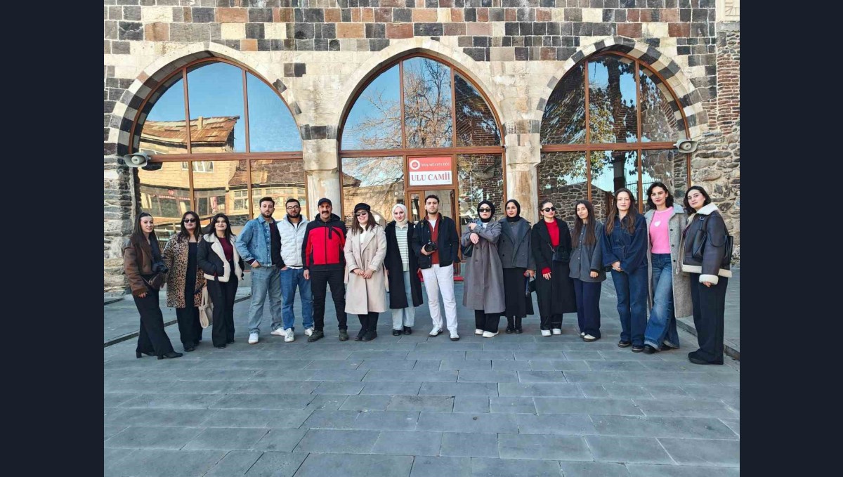 Muş'ta fotoğrafçılık kursiyerleri tarihi ve kültürel mekânlarını fotoğrafladı