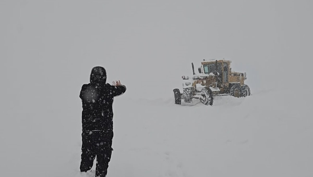Muş'ta gazeteciler yürüyerek iş makinesine yolu tarif etti