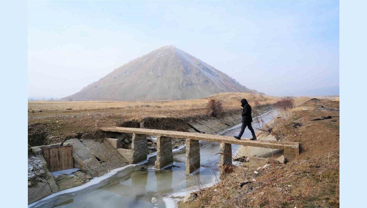 Muş'ta göletler ve akarsular buz tuttu