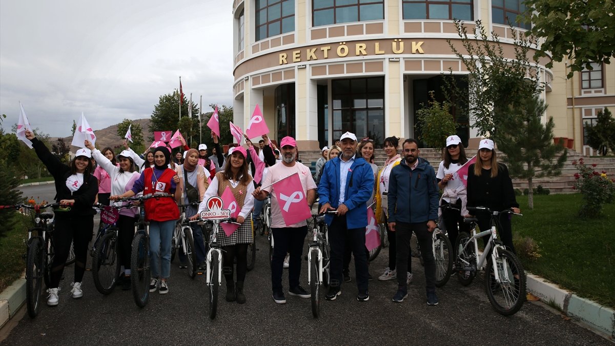 Muş'ta gönüllü gençler meme kanserine dikkati çekmek için pedal çevirdi
