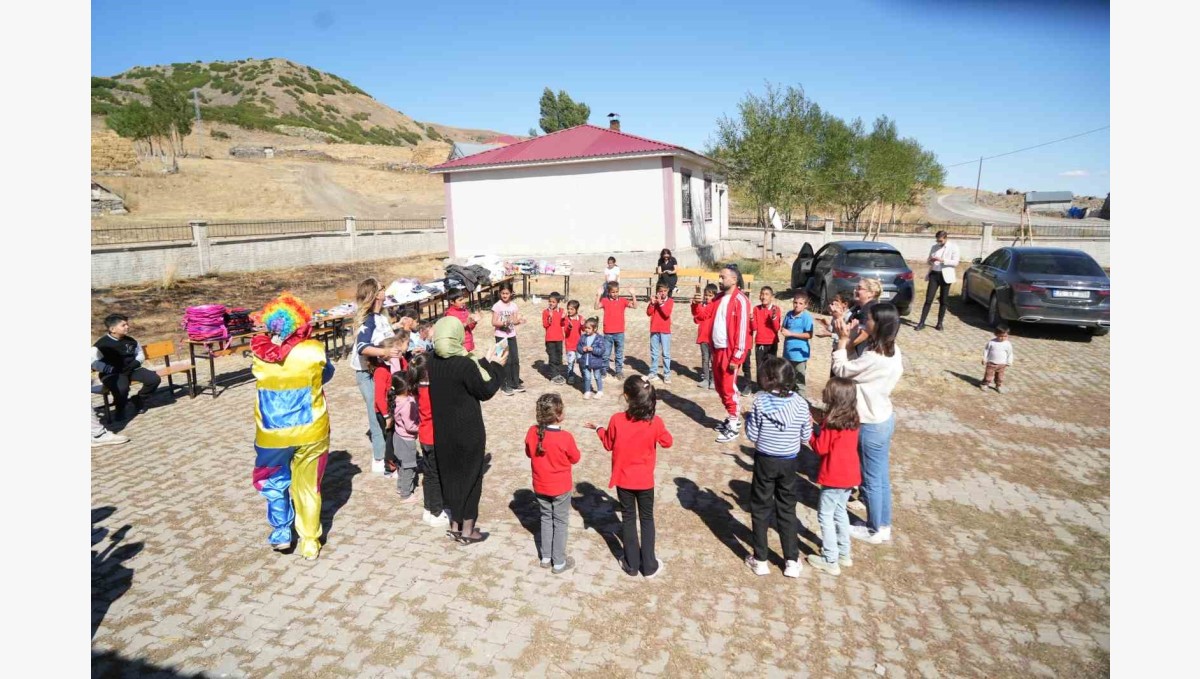 Muş'ta gönüllüler köy çocuklarına mutluluk taşıdı