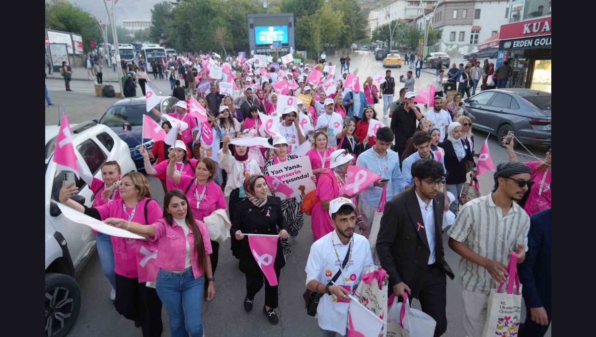 Muş'ta gönüllülerden "kanser farkındalığı" yürüyüşü