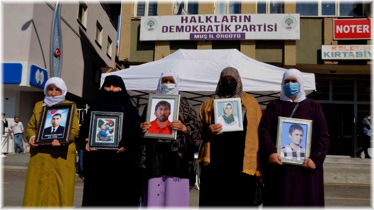 Muş'ta gözü yaşlı ailelerin HDP önündeki evlat nöbeti sürüyor