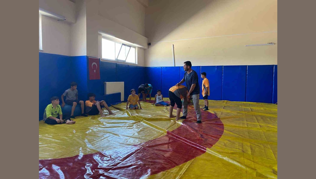 Muş'ta güreş antrenmanları devam ediyor