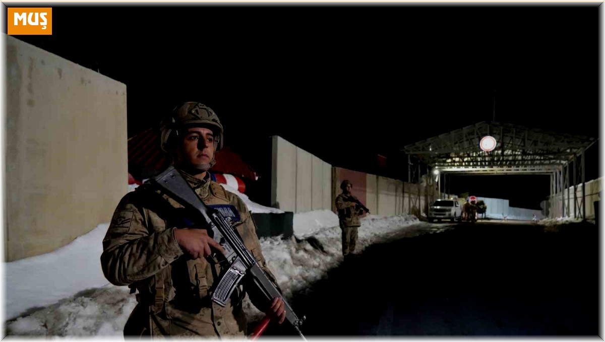 Muş'ta güvenlik güçleri yeni yıla dondurucu soğukta elleri tetikte girdi