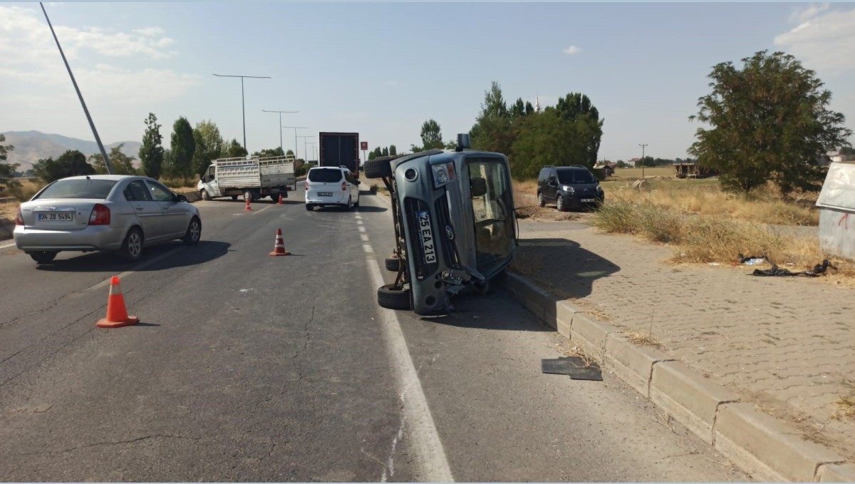 Muş'ta hafif ticari araç ile kamyonet çarpıştı: Her iki araçta maddi hasar meydana geldi