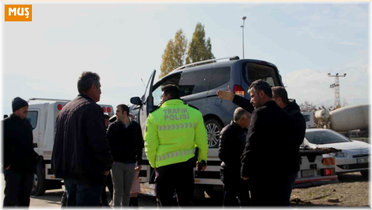 Muş'ta hafif ticari araca yük treni çarptı