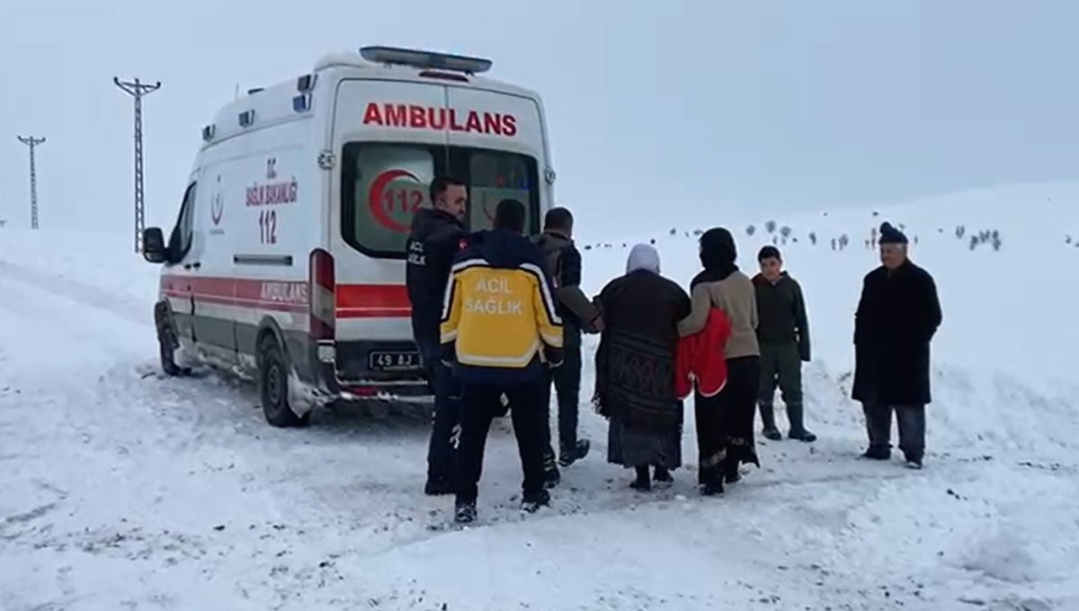 Muş'ta hasta, ambulansa iş makinesiyle ulaştırıldı