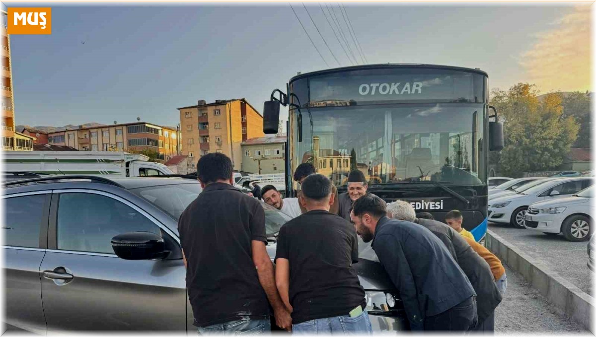 Muş'ta hatalı park edilen aracı vatandaşlar el birliğiyle yerinden kaldırdı