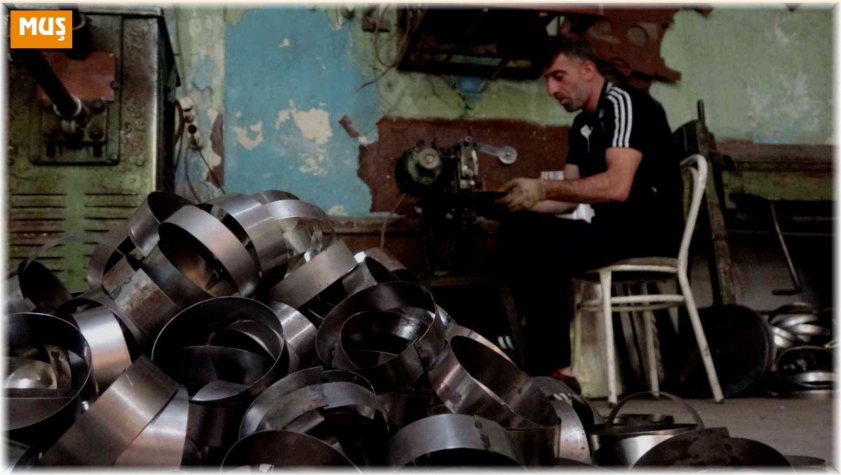 Muş'ta havaların soğumasıyla sac soba üretimine başlandı