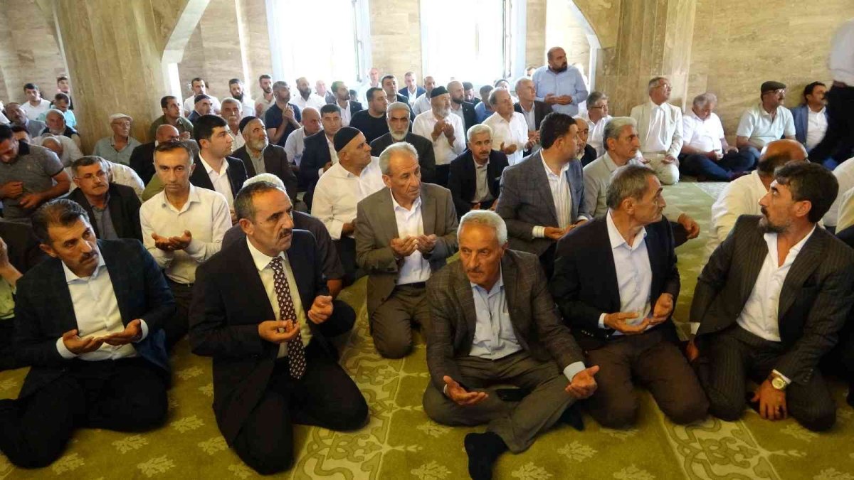 Muş'ta husumetli akraba iki aile bayram günü barıştırıldı