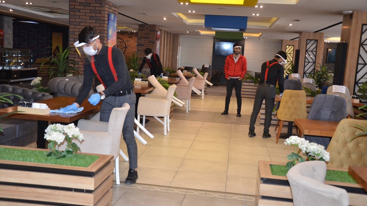 Muş'ta iş yerleri normalleşme sürecine hazırlanıyor