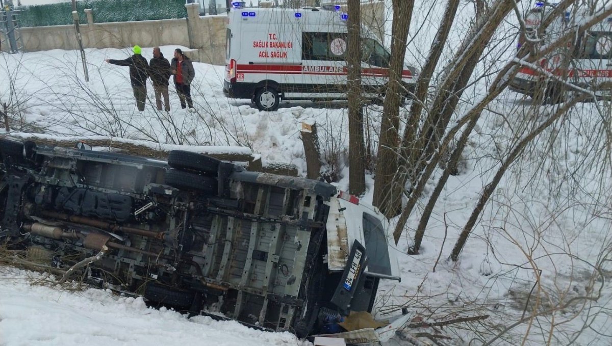 Muş'ta işçi servisi şarampole yuvarlandı: 6 yaralı