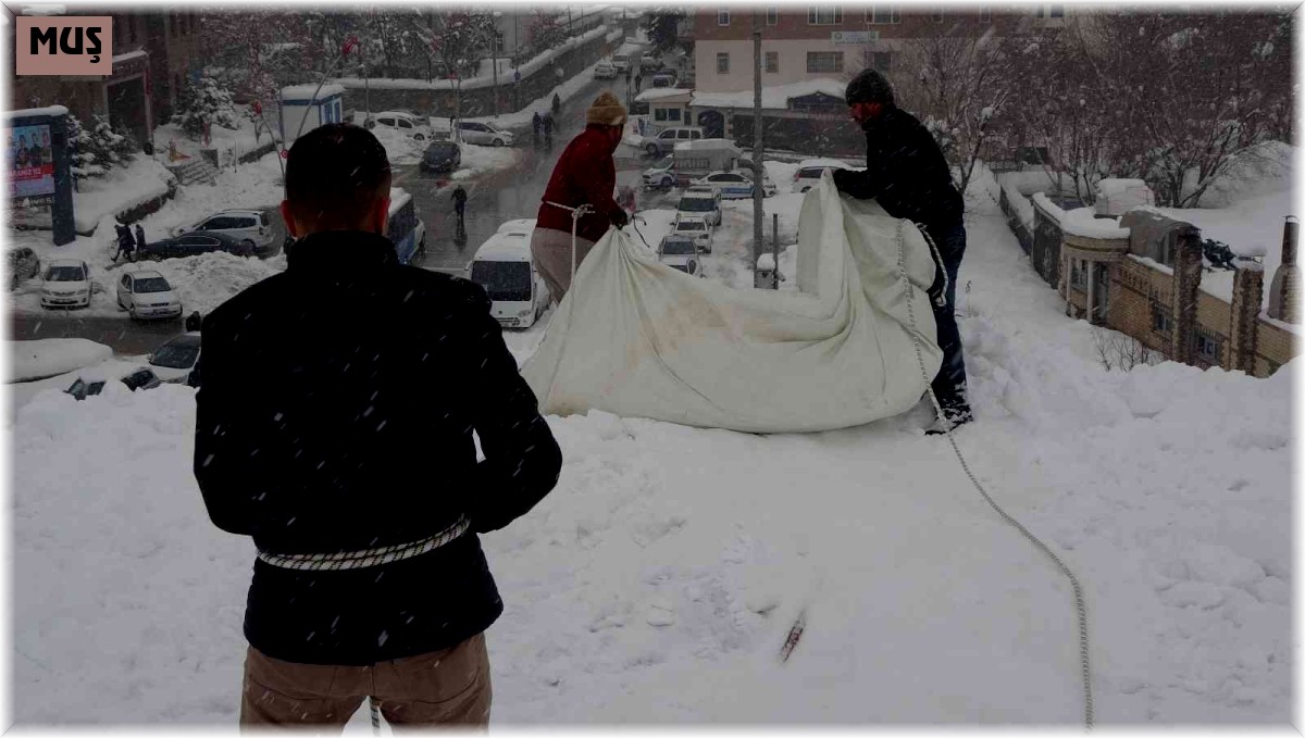 Muş'ta işçilerin çatılarda tehlikeli kar temizliği başladı