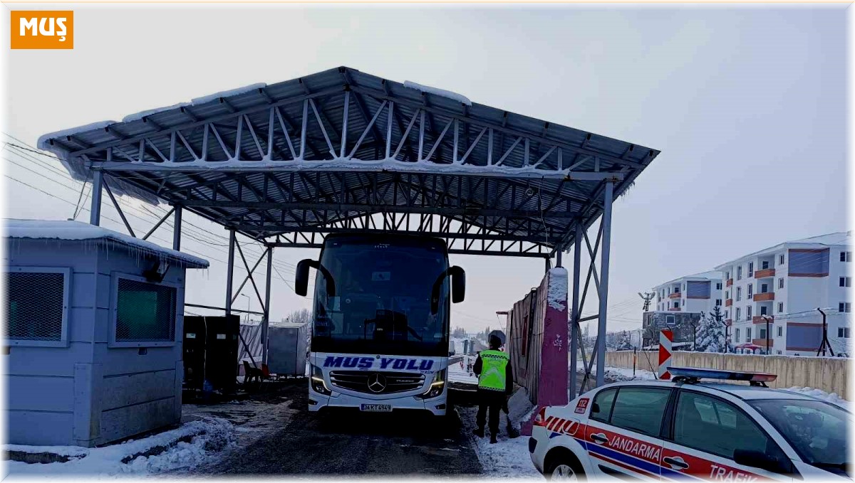 Muş'ta jandarma ekipleri otobüsleri denetledi