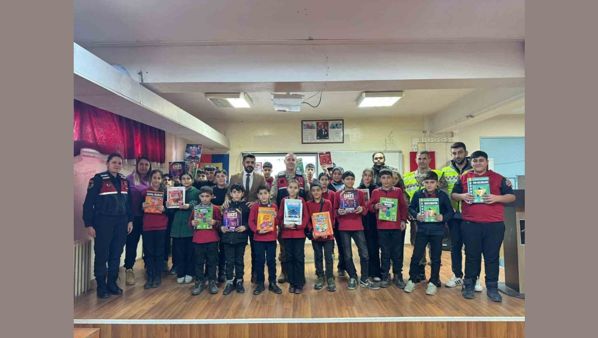 Muş'ta jandarmadan öğrencilere kişisel güvenlik ve güvenli internet eğitimi