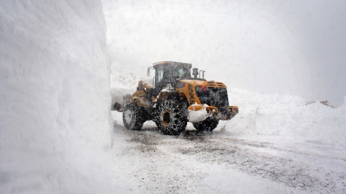 Muş'ta "kar kaplanları" yolları açmak için metrelerce karla mücadele ediyor
