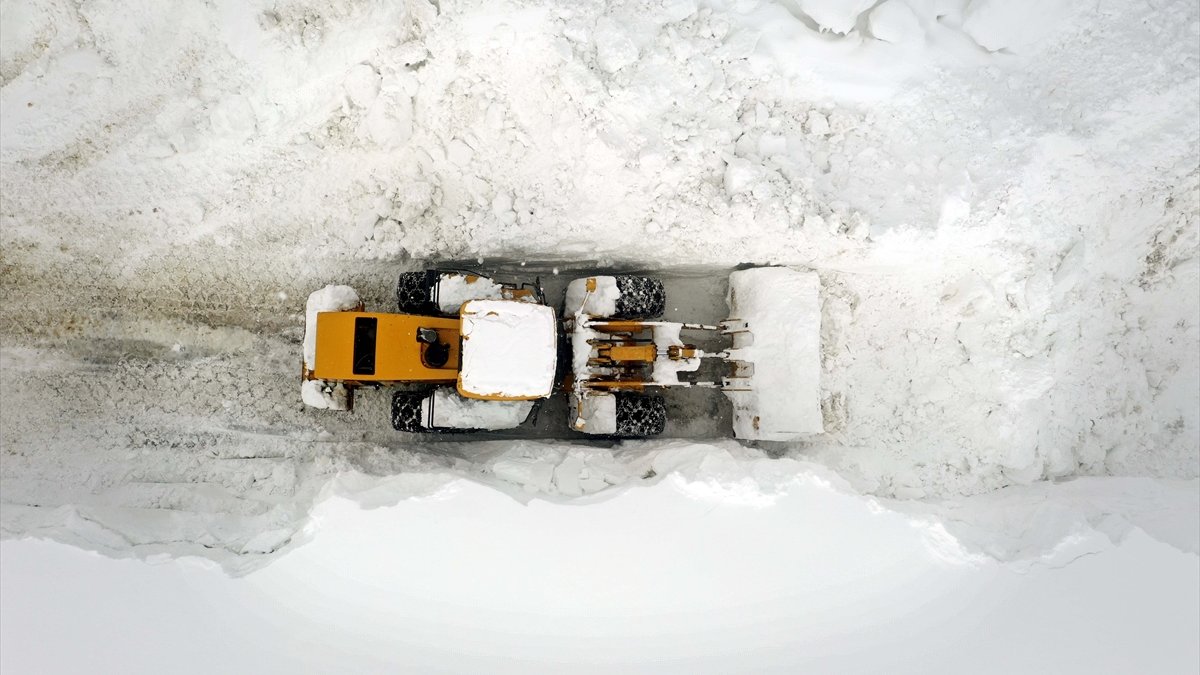 Muş'ta kar kütlelerinin iş makinelerinin boyunu aştığı köy yolları güçlükle açılıyor