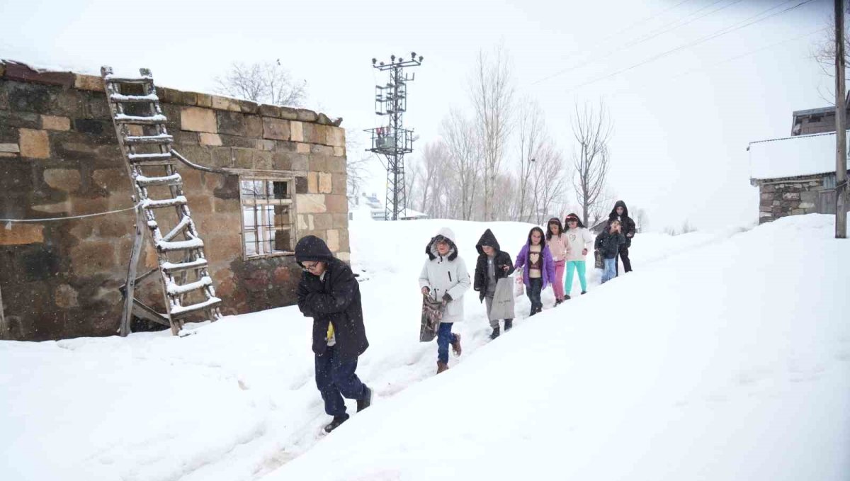 Muş'ta kar üstünde bayram sevinci