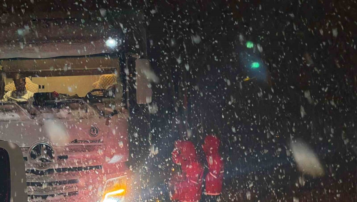 Muş'ta kar ve tipi: Yolda mahsur kalan 180 kişinin imdadına Kızılay yetişti