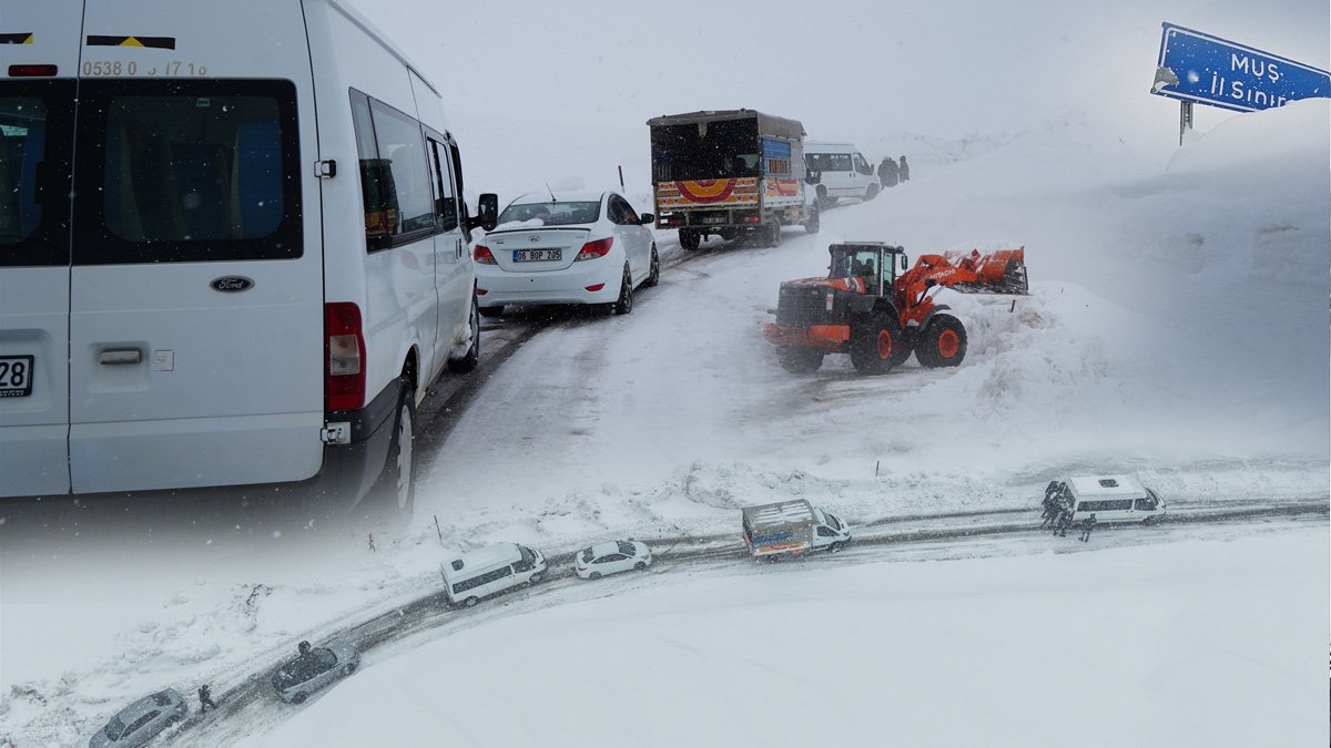 Muş'ta kar ve tipide mahsur kalan 10 araçtaki yaklaşık 50 kişi kurtarıldı