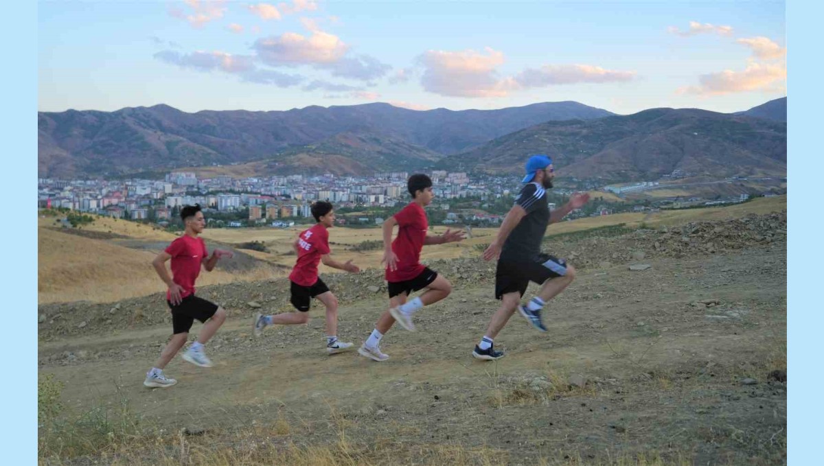 Muş'ta karate sporcuları dağ koşusuyla kondisyon artırıyor