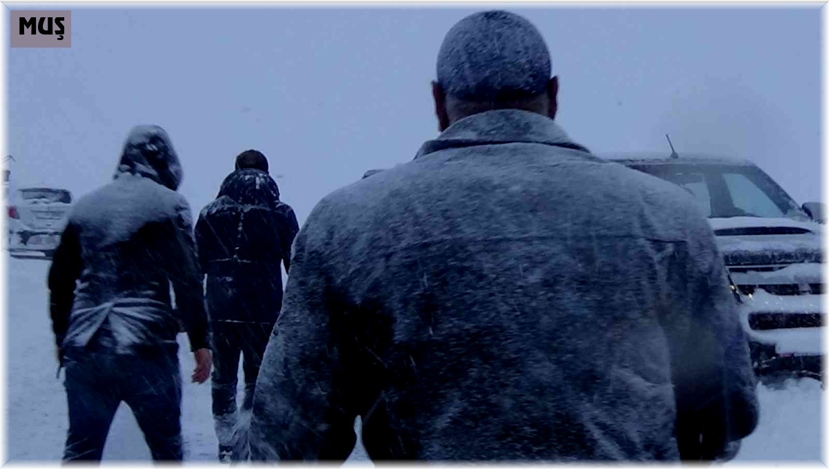 Muş'ta karda mahsur kalan 50 araçtaki 100 kişi kurtarıldı