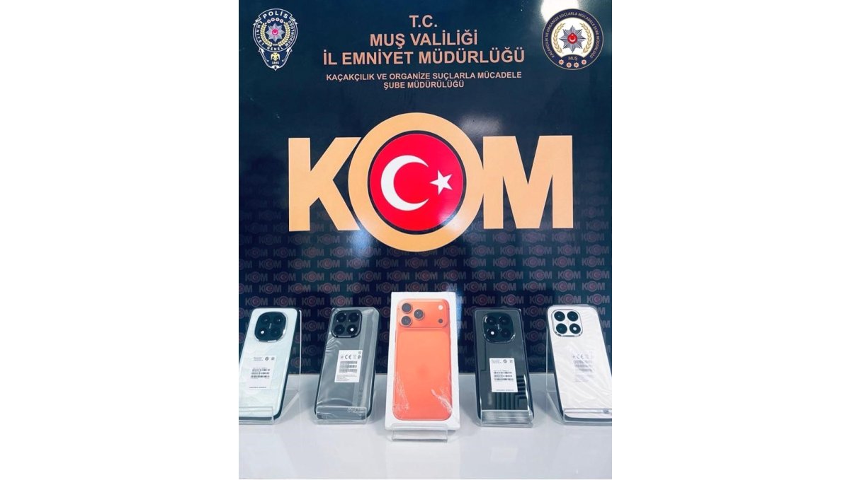 Muş'ta kargo paketinden kaçak telefon çıktı